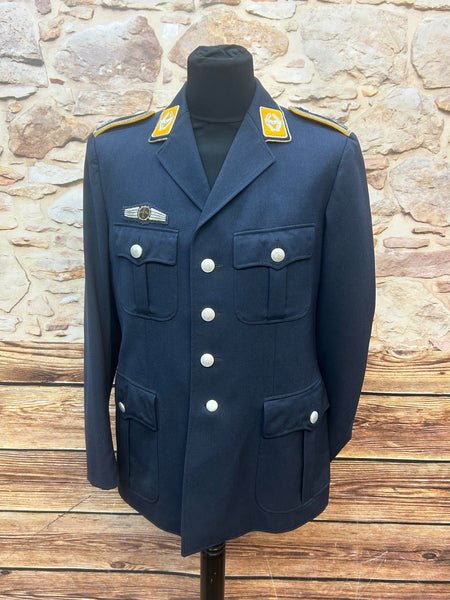 Vorderansicht der Vintage NVA Luftstreitkräfte Uniformjacke mit Kragenspiegeln