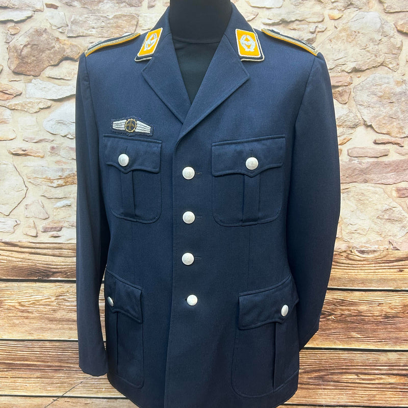 Vorderansicht der Vintage NVA Luftstreitkräfte Uniformjacke mit Kragenspiegeln