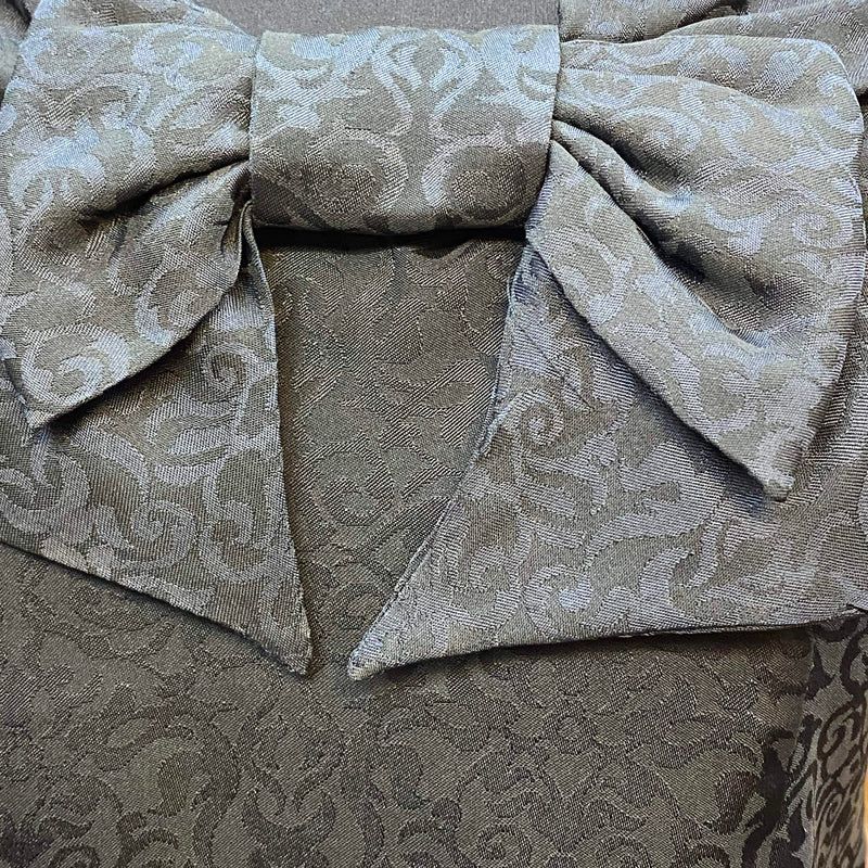 „Detailaufnahme der großen Schleife am schwarzen Vintage 50er Jahre Oberteil“