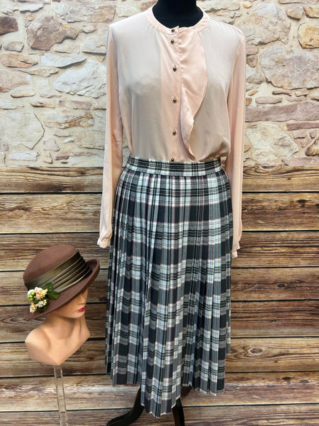 Vintage Damen-Set Größe 40: Rosé Bluse mit Volant, plissierter Karorock in Grau-Rosé und brauner Filzhut mit Satinband und Blüten-Deko.