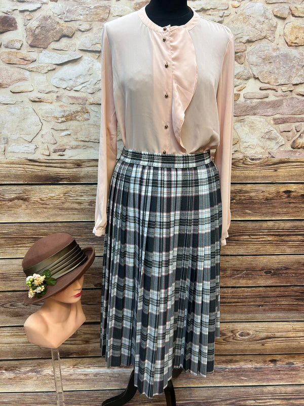 Vintage Damen-Set Größe 40: Rosé Bluse mit Volant, plissierter Karorock in Grau-Rosé und brauner Filzhut mit Satinband und Blüten-Deko.