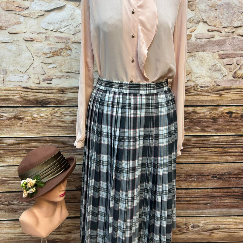Vintage Damen-Set Größe 40: Rosé Bluse mit Volant, plissierter Karorock in Grau-Rosé und brauner Filzhut mit Satinband und Blüten-Deko.