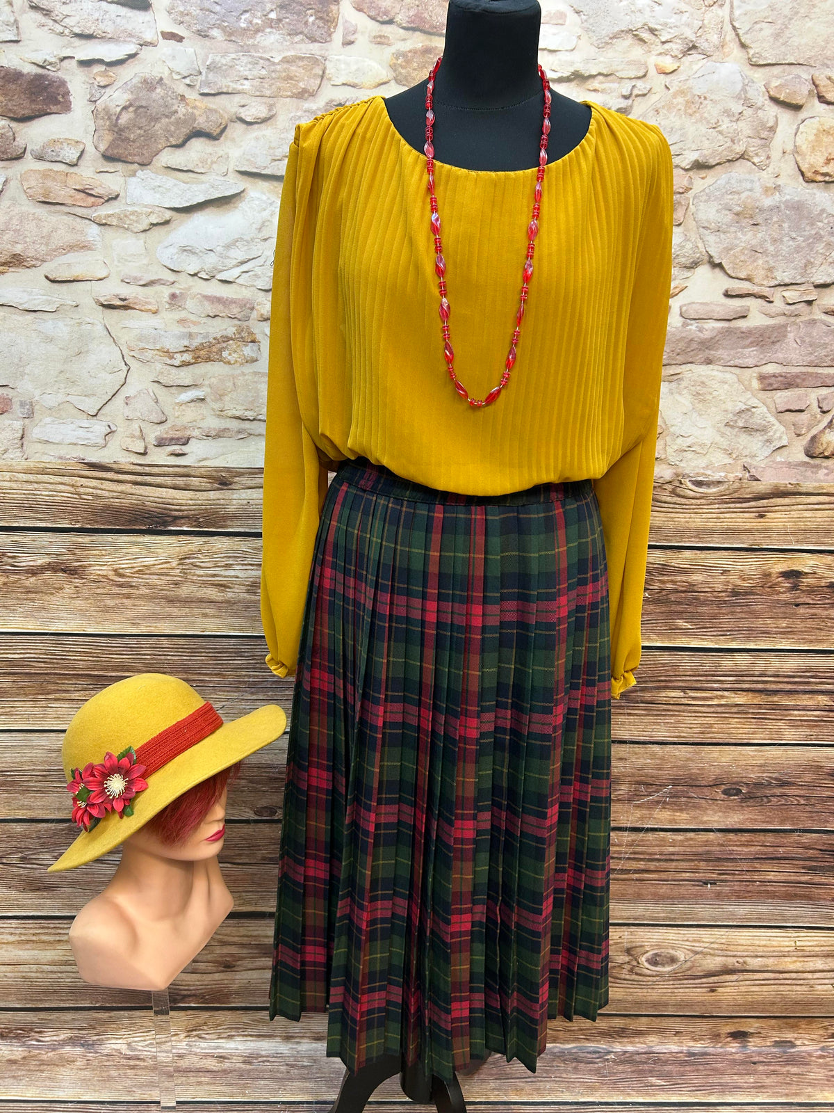 Vintage Damen-Set Gr. 44: senffarbene Plissee-Bluse XL, plissierter Tartan-Rock 98 cm, ocker-gelber Wollhut 56 und rote Glasperlenkette.