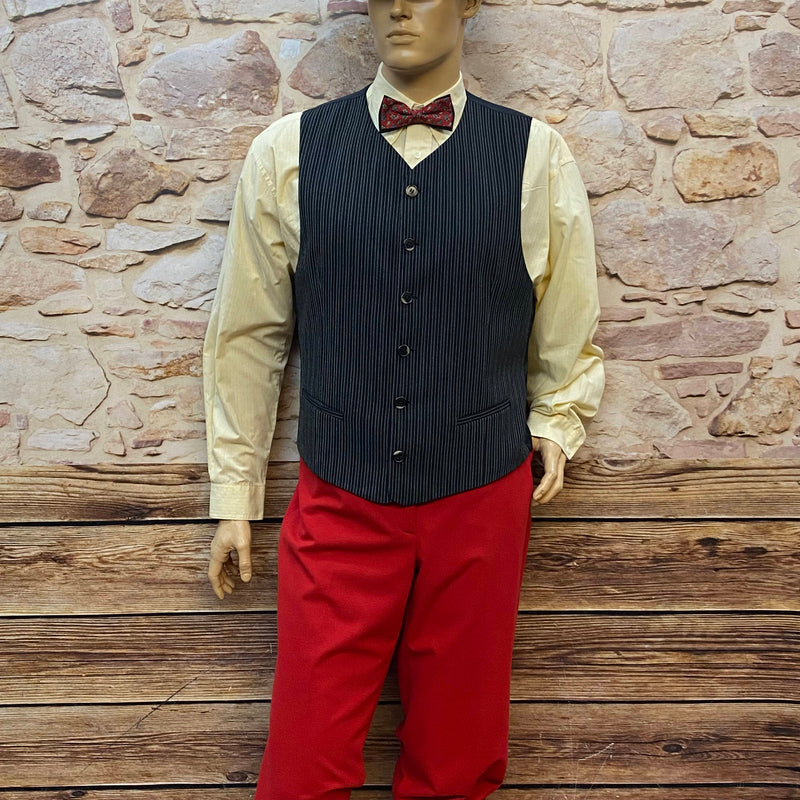 Vintage 1920er Oldtimer-Herren-Outfit am Schaufenster: Hemd, Nadelstreifen-Weste, rote Knickerbocker-Hose, Strohhut und Fliege.