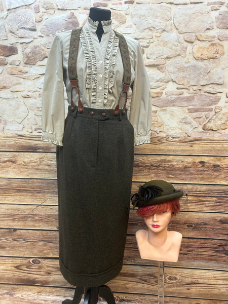 Komplettes Vintage Damen-Outfit mit Rock, Bluse, Hosenträgern und Hut