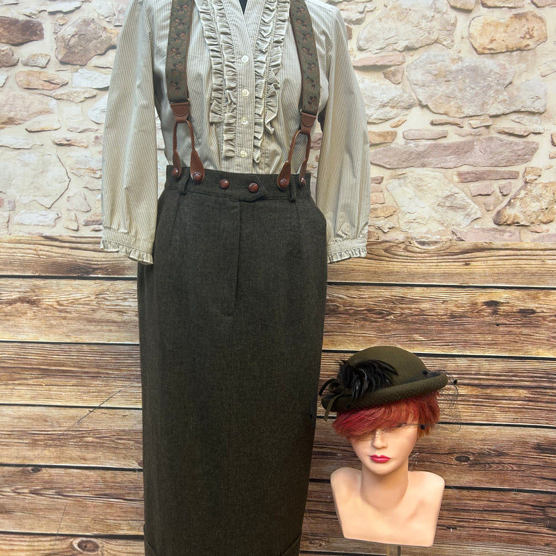 Komplettes Vintage Damen-Outfit mit Rock, Bluse, Hosenträgern und Hut
