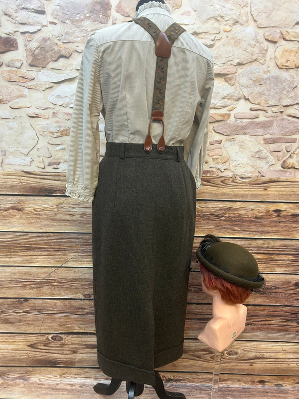 Rückansicht Outfit mit Rock und Bluse