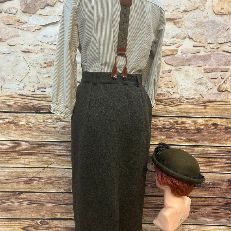 Rückansicht Outfit mit Rock und Bluse