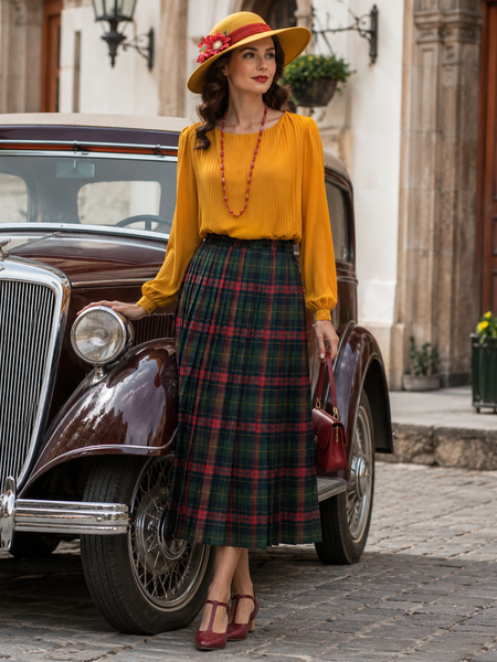 „Elegantes Vintage Damen Outfit mit gelber Plissee-Bluse, kariertem Midirock, Hut und Oldtimer im Retro Stil“