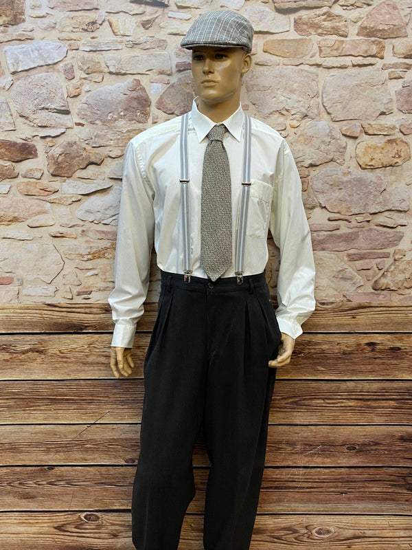 Komplettes Vintage Herren Outfit mit Hose, weißem Hemd, grauer Schiebermütze und Hosenträgern