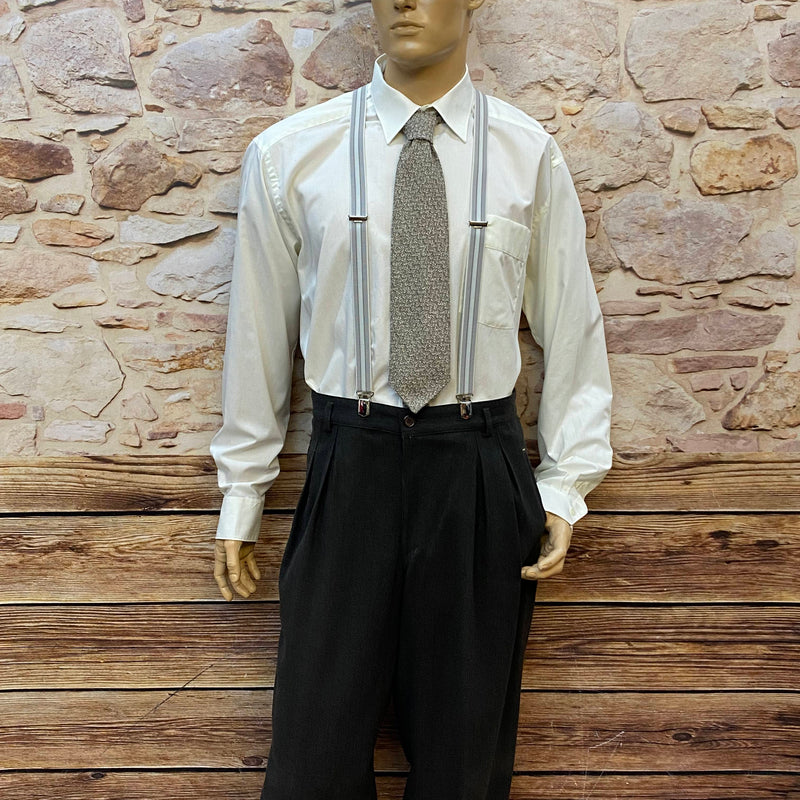 Komplettes Vintage Herren Outfit mit Hose, weißem Hemd, grauer Schiebermütze und Hosenträgern