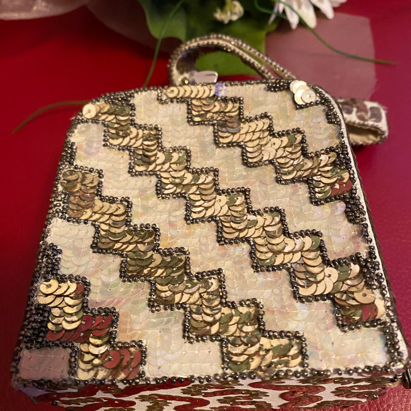 Quadratische Vintage Pailletten-Handtasche im Zig-Zag-Muster der 1920er Jahre, mehrfarbig schillernd mit Metallrahmen und Bügelgriff