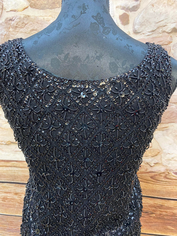 „Rückansicht Vintage Top schwarz mit Pailletten und Perlen verziert“
