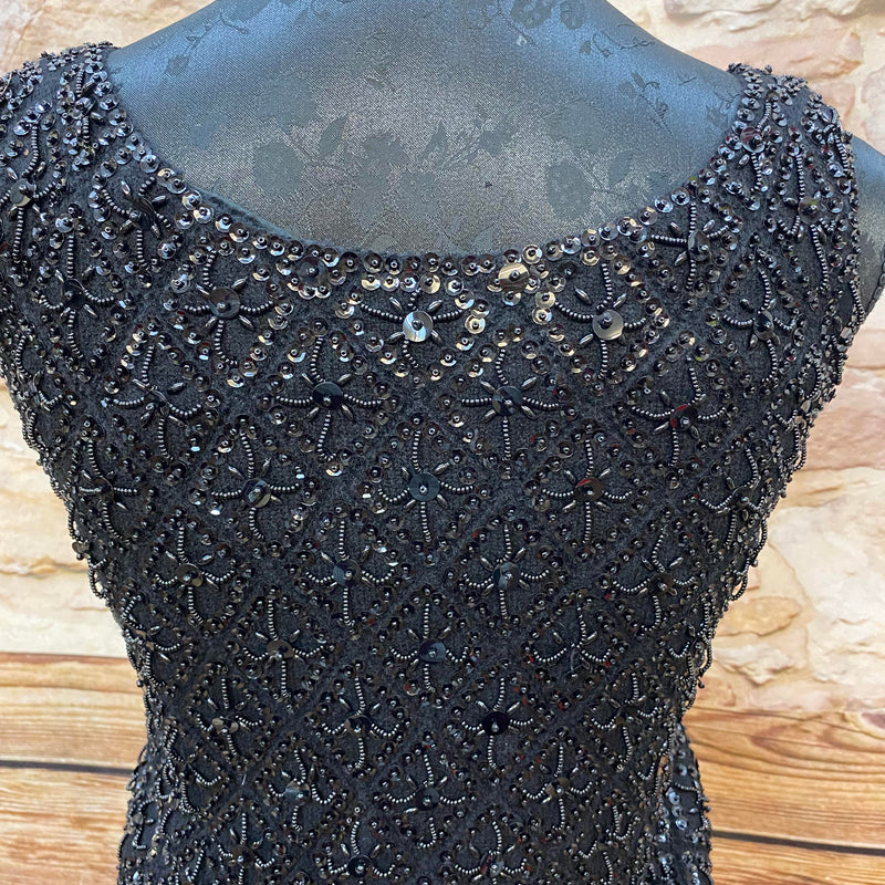 „Rückansicht Vintage Top schwarz mit Pailletten und Perlen verziert“