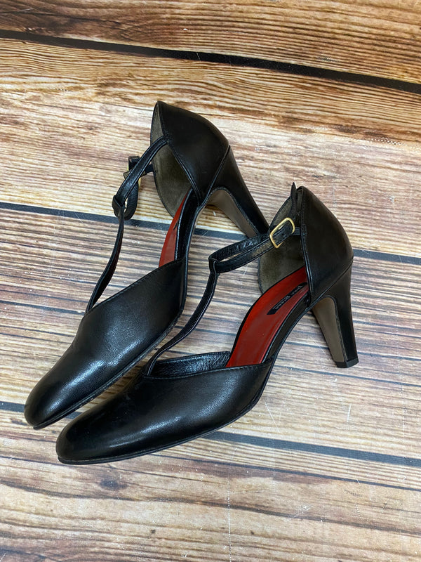 „Detail schwarze Leder Pumps T-Steg Paul Green München Vintage Schuhe“