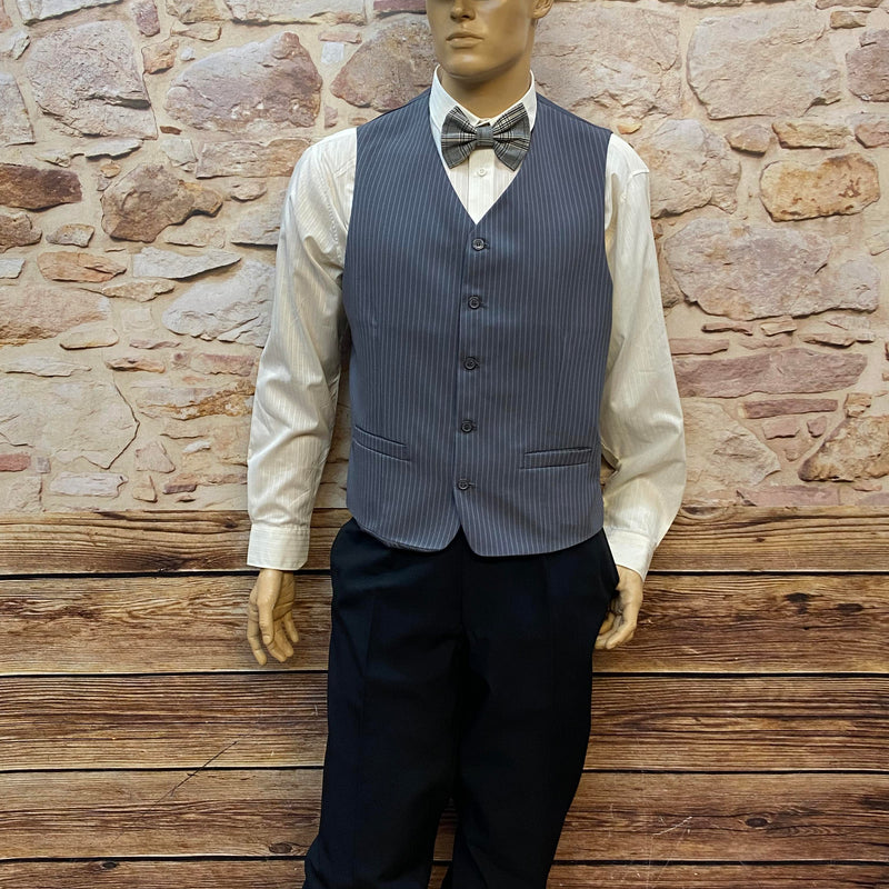 Vintage Knickerbocker-Ensemble Gr. 52 im 20er-Jahre Peaky Blinders Stil: anthrazit-graue Weste, Bundhose, cremeweißes Hemd, kariertes Fliegenband und hellgraue Flatcap.