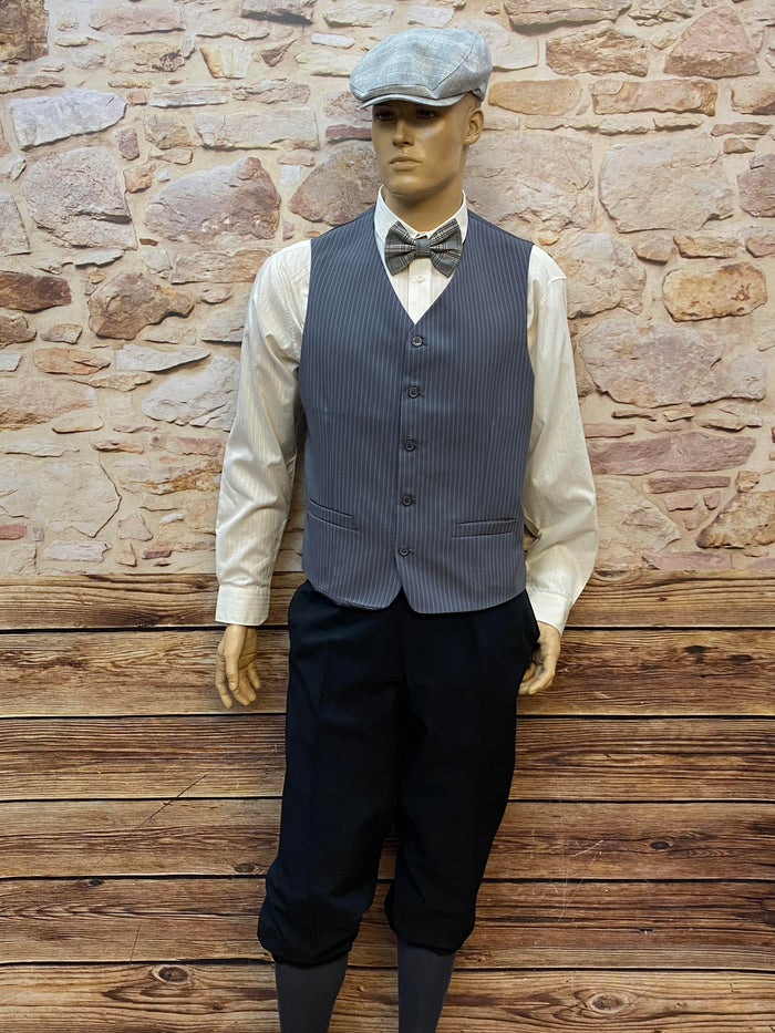 Vintage Knickerbocker-Ensemble Gr. 52 im 20er-Jahre Peaky Blinders Stil: anthrazit-graue Weste, Bundhose, cremeweißes Hemd, kariertes Fliegenband und hellgraue Flatcap.