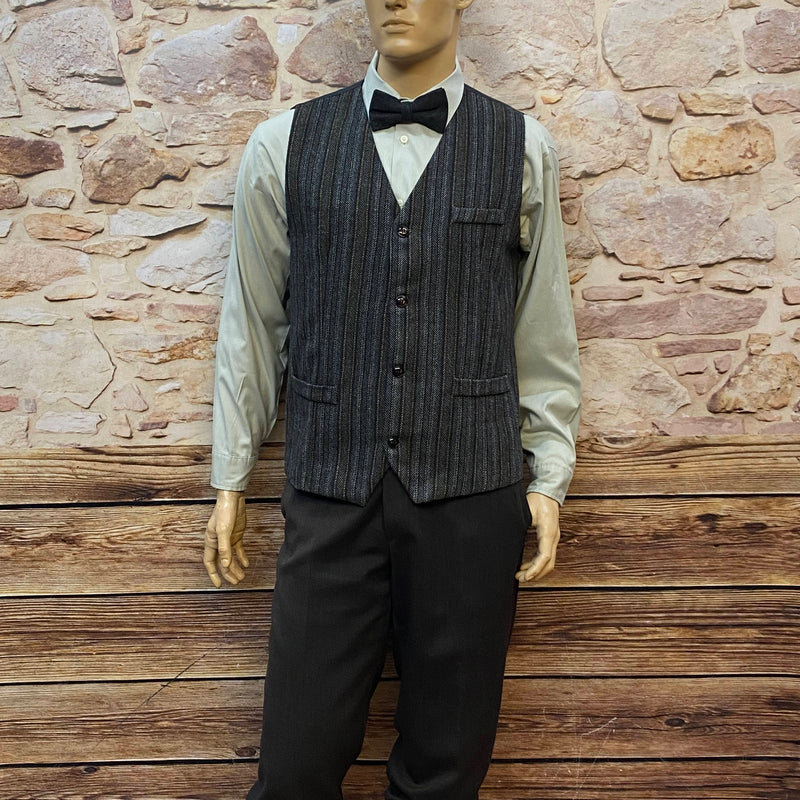 Vintage Knickerbocker-Outfit Gr. 52 mit anthrazit-grauer Nadelstreifenweste, Bundhose, silbergrauem Hemd, dunkelgrauer Fliege, hellgrauer Flatcap und Argyle-Strümpfen.