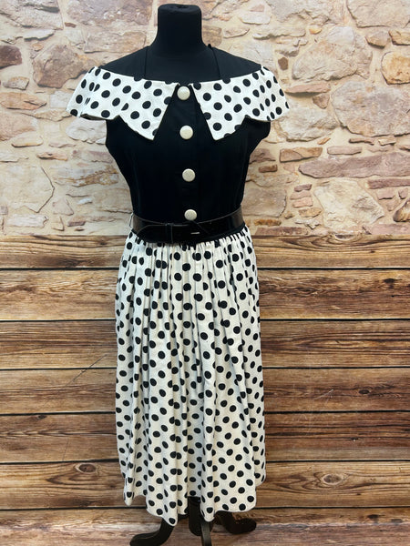 Ärmelloses 80er Punktekleid mit schwarzem Oberteil, großem gepunkteten Kragen, Taillengürtel und cremeweißem Polka-Dot-Tellerrock, Größe 40 / 42