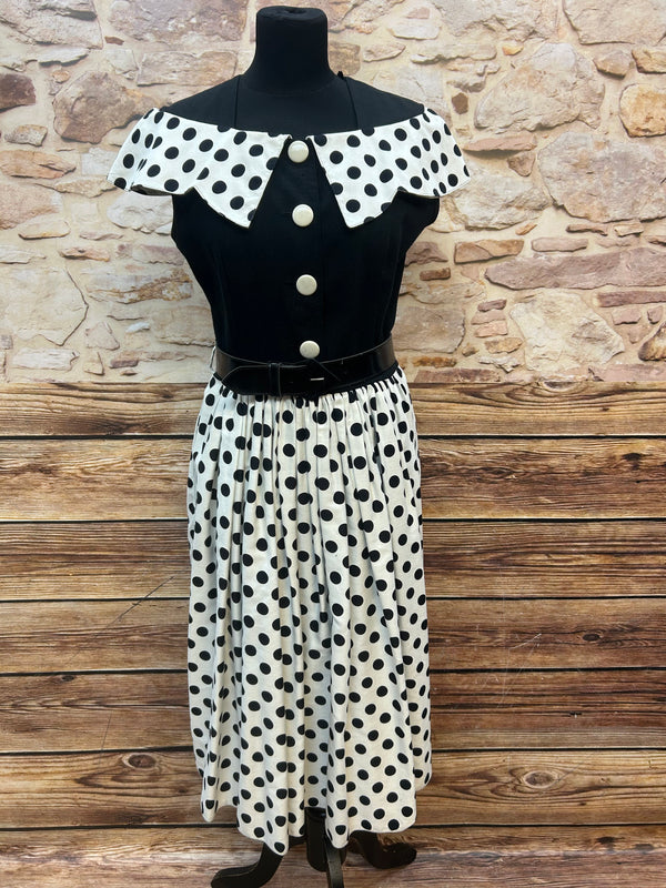Ärmelloses 80er Punktekleid mit schwarzem Oberteil, großem gepunkteten Kragen, Taillengürtel und cremeweißem Polka-Dot-Tellerrock, Größe 40 / 42