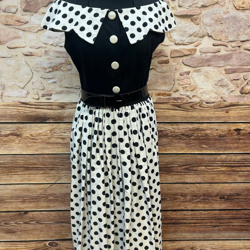 Ärmelloses 80er Punktekleid mit schwarzem Oberteil, großem gepunkteten Kragen, Taillengürtel und cremeweißem Polka-Dot-Tellerrock, Größe 40 / 42