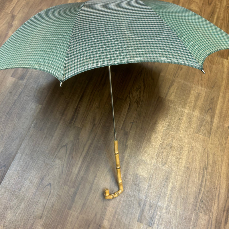 „Vintage Regenschirm 1960er mit grünem Karomuster und Bambusgriff, geöffnet“