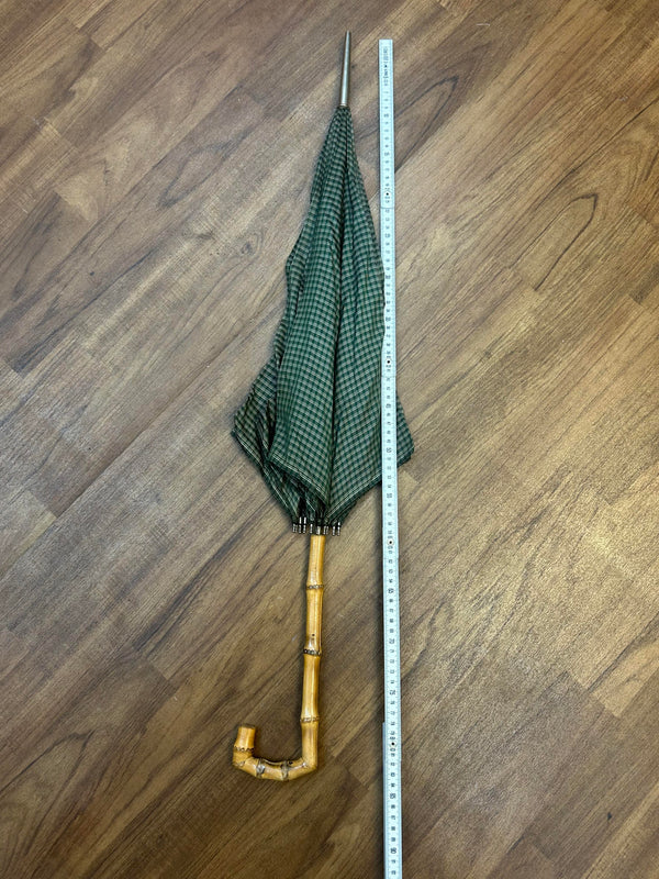 „Vintage Regenschirm grün kariert, geschlossen mit Maßband zur Längenangabe“