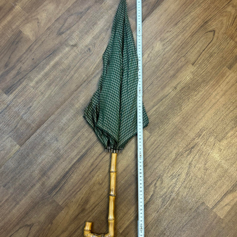 „Vintage Regenschirm grün kariert, geschlossen mit Maßband zur Längenangabe“