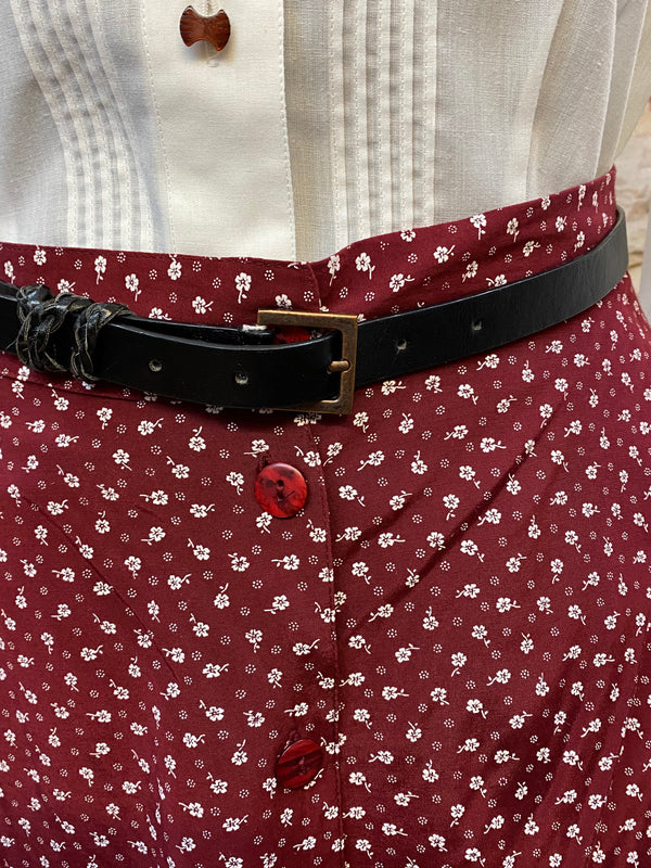 20er Jahre Damen Outfit Gr. 40 mit weißer Bluse, rotem Rock, Hut und Perlenkette, Ansicht 3