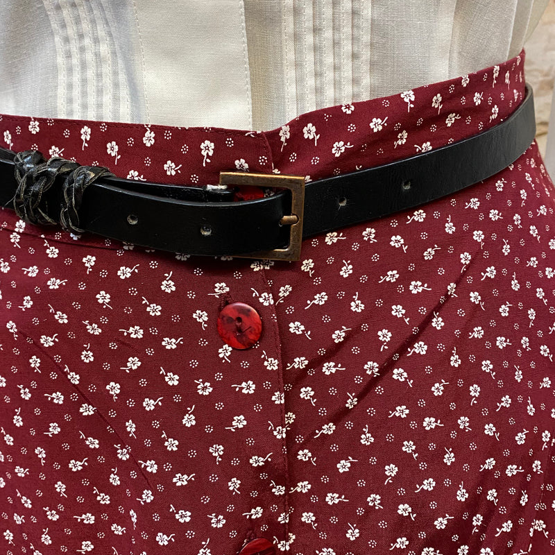 20er Jahre Damen Outfit Gr. 40 mit weißer Bluse, rotem Rock, Hut und Perlenkette, Ansicht 3