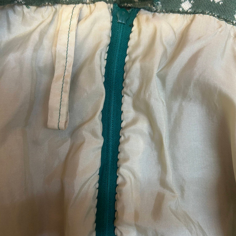 „Detail grüner Vintage Rock Bordüre Muster Trachtenstil“