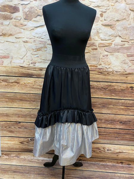 „Original Vintage Rock mit schwarzem Volant und gestreiftem Unterrock im 20er-Jahre Stil“