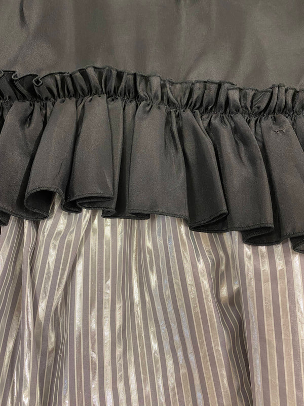 „Detailansicht Volantabschluss und gestreifter Unterrock aus Vintage Stoff“