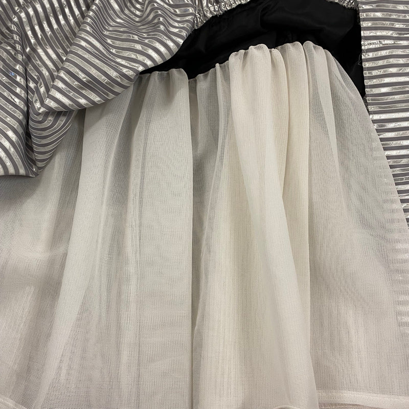 „Mehrlagiger Vintage Rock mit feiner Struktur und fließendem Fall“