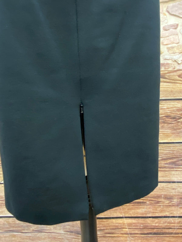 „Detailaufnahme schwarzer Pencilrock mit rückseitigem Schlitz im Rockabilly Damen Outfit“