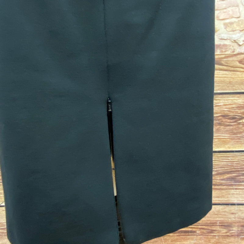 „Detailaufnahme schwarzer Pencilrock mit rückseitigem Schlitz im Rockabilly Damen Outfit“