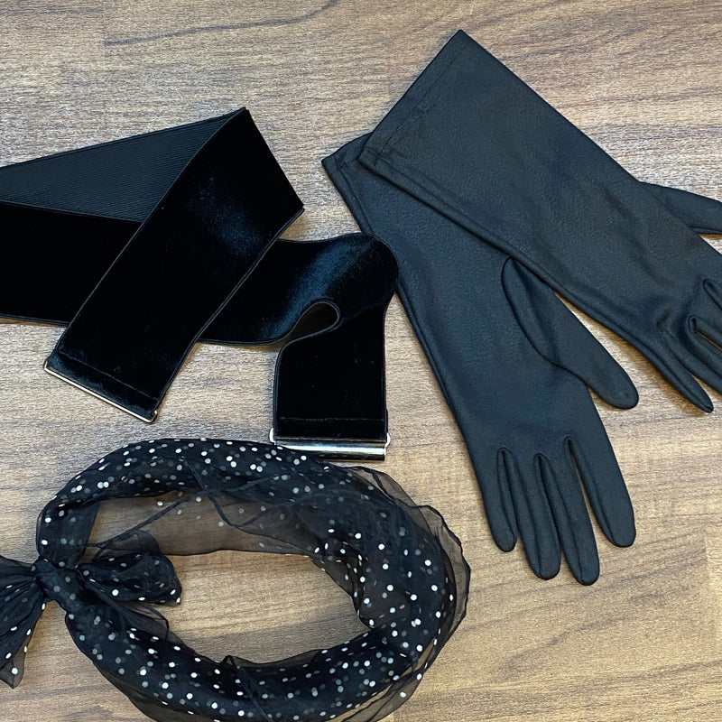 „Rockabilly Accessoires mit schwarzem Samtgürtel, schwarzen Handschuhen und gepunktetem Bandana“