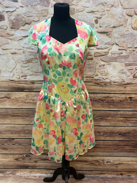 Pastellgelbes Vera Mont Vintage-Kleid mit buntem Rosenmuster, tailliertem Oberteil und schwingendem Rock, Größe 40