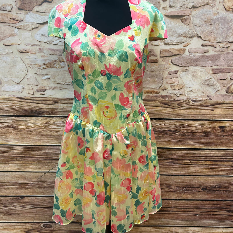 Pastellgelbes Vera Mont Vintage-Kleid mit buntem Rosenmuster, tailliertem Oberteil und schwingendem Rock, Größe 40
