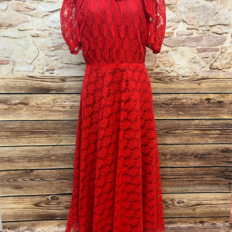 Rotes Vintage-Spitzen-Maxikleid in Gr. 44. Romantische Rüschen, Schleifendetail, elastische Taille. Schlupfform ohne Reißverschluss. Sehr guter Zustand