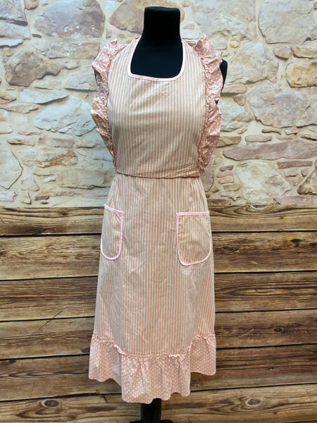 „Vintage Rüschen-Schürze in Rosé/Beige mit Streifen, Latz und Taschen aus Baumwolle, 1980er“