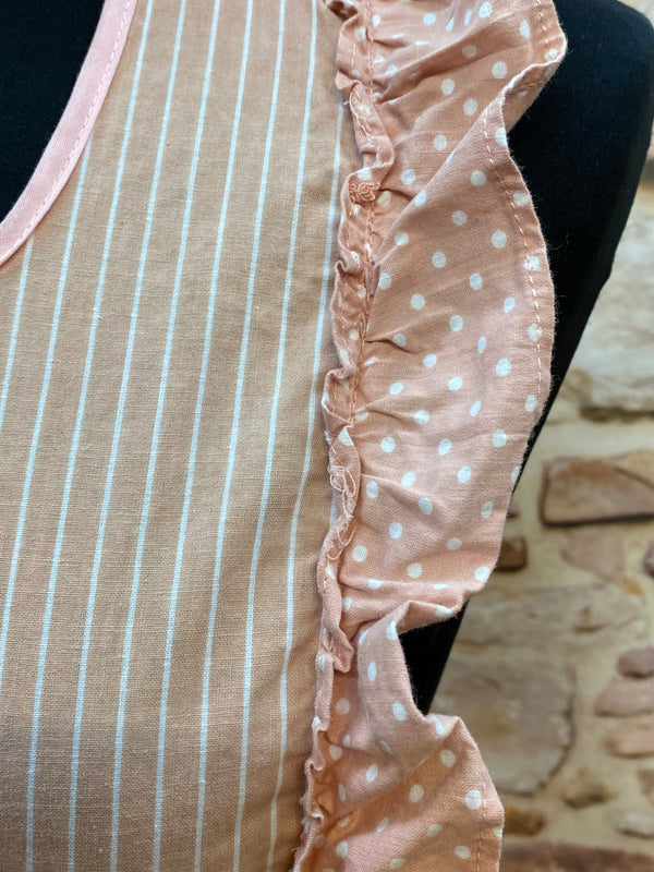 „Detailansicht Rüschen mit Pünktchenbesatz an der Vintage-Schürze, 1980er, Baumwolle“