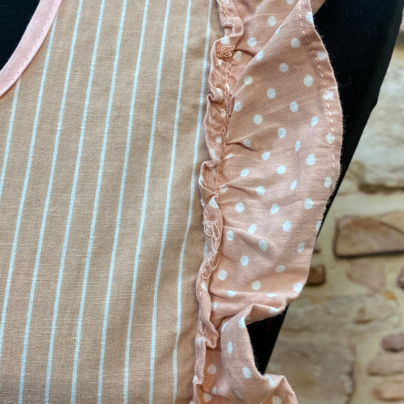 „Detailansicht Rüschen mit Pünktchenbesatz an der Vintage-Schürze, 1980er, Baumwolle“