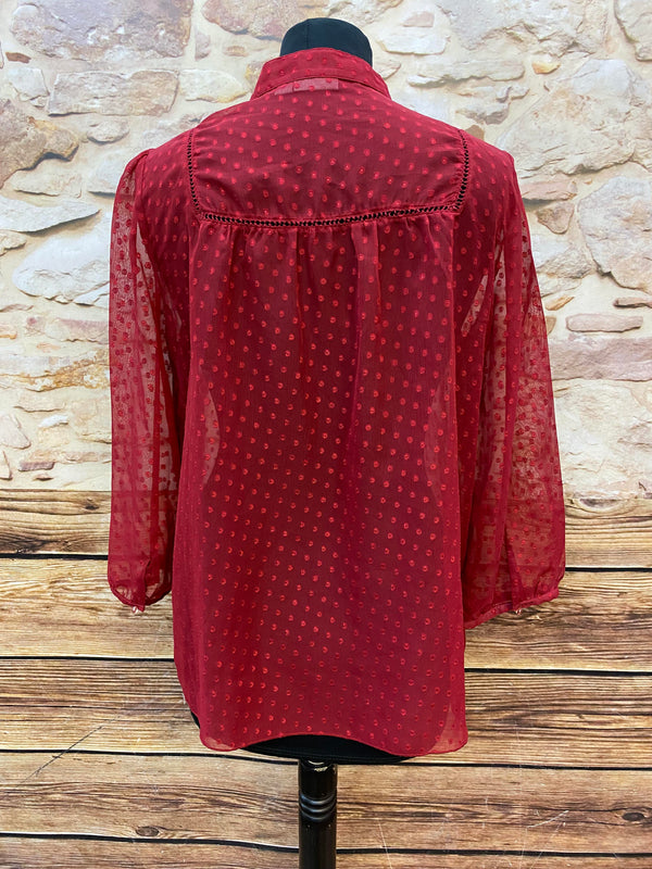 „Vintage Damenbluse rot transparent mit Knopfleiste und Rüschen Detail“