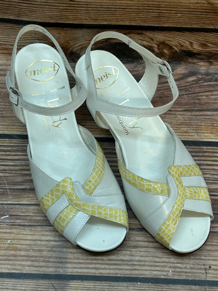 Elfenbeinfarbene Vintage -Sandalen aus Leder mit gelben Kroko-Riemen, Blockabsatz, Größe 40, meisi Made in Germany.