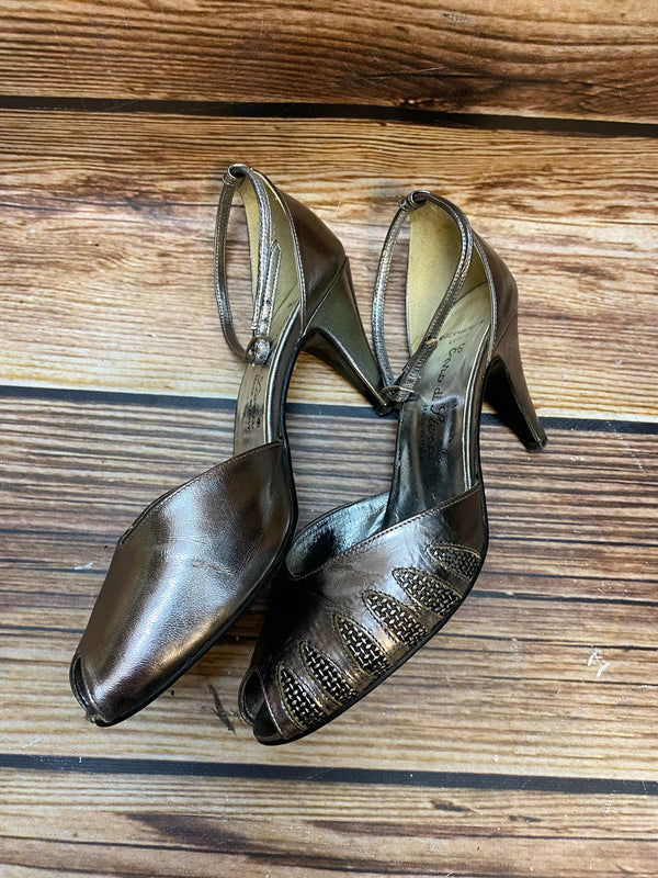 „Elegante Damen Sandaletten silber mit Absatz und Cut-Out Design“