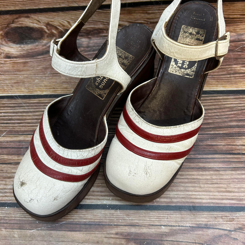 Vintage Sandaletten Young Style aus den 70er Jahren, cremefarben mit roten Streifen, Größe 7,5, Blockabsatz, Gebrauchsspuren sichtbar.