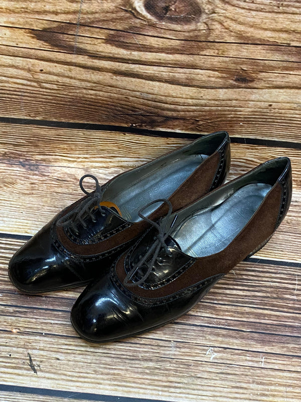 Vintage Schnürschuhe in Schwarz und Braun von oben