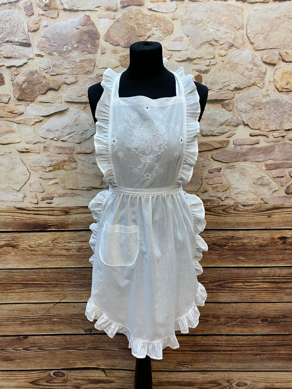 „Vintage Baumwoll-Schürze in Weiß mit Rüschen und Latzstickerei auf Schneiderpuppe“