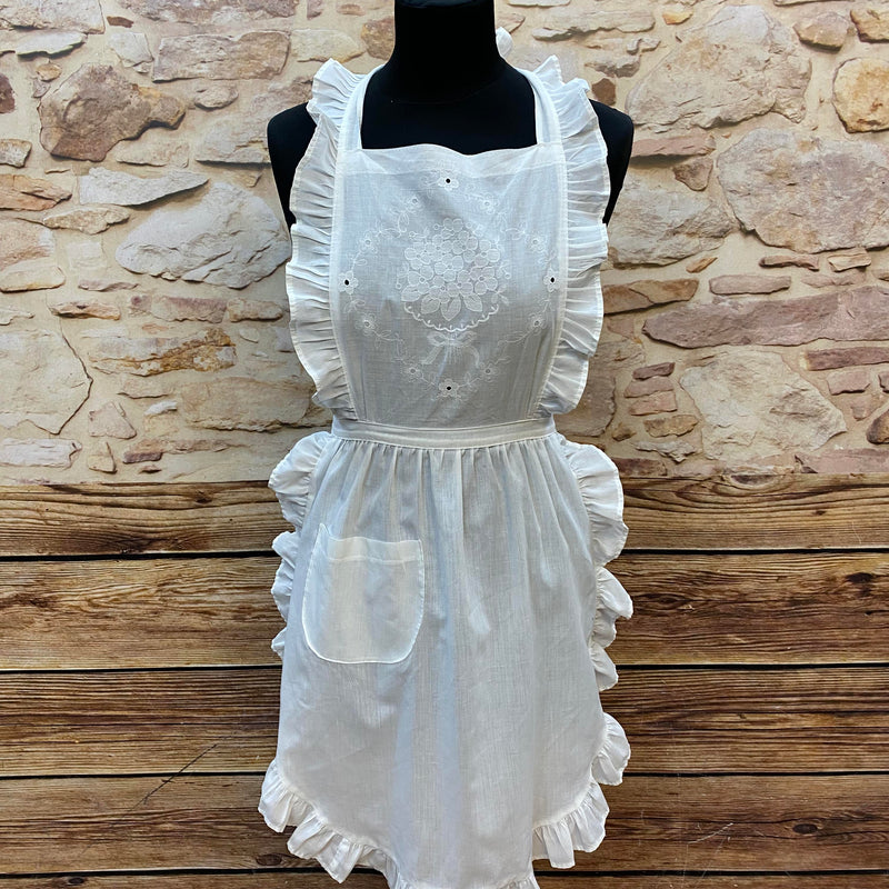 „Vintage Baumwoll-Schürze in Weiß mit Rüschen und Latzstickerei auf Schneiderpuppe“